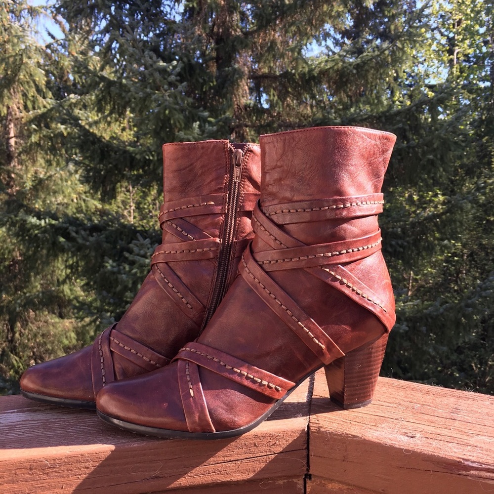 Everybody b.z. Moda Strappy Chestnut Leather Boots